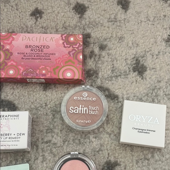 Makeup bundle - Picture 4 of 7